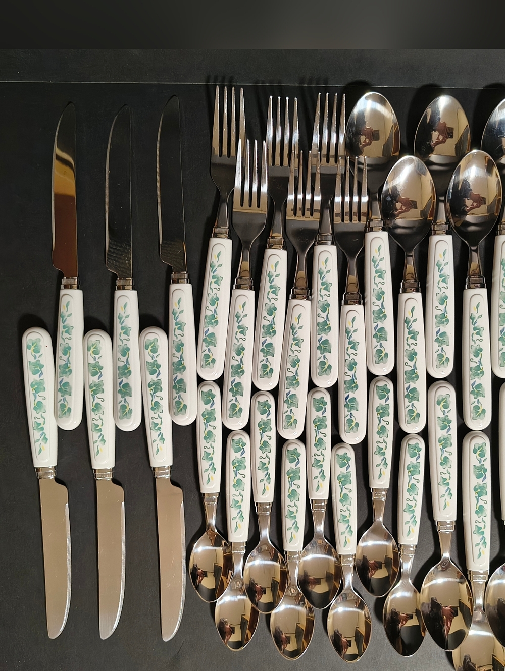 Vtg Corelle Callaway Ivy Flatware Set 28 Pieces / 6 Place Settings Extra Spoons